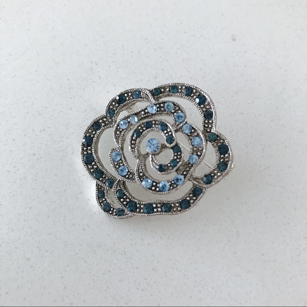 Vintage blue gemstone flower brooch